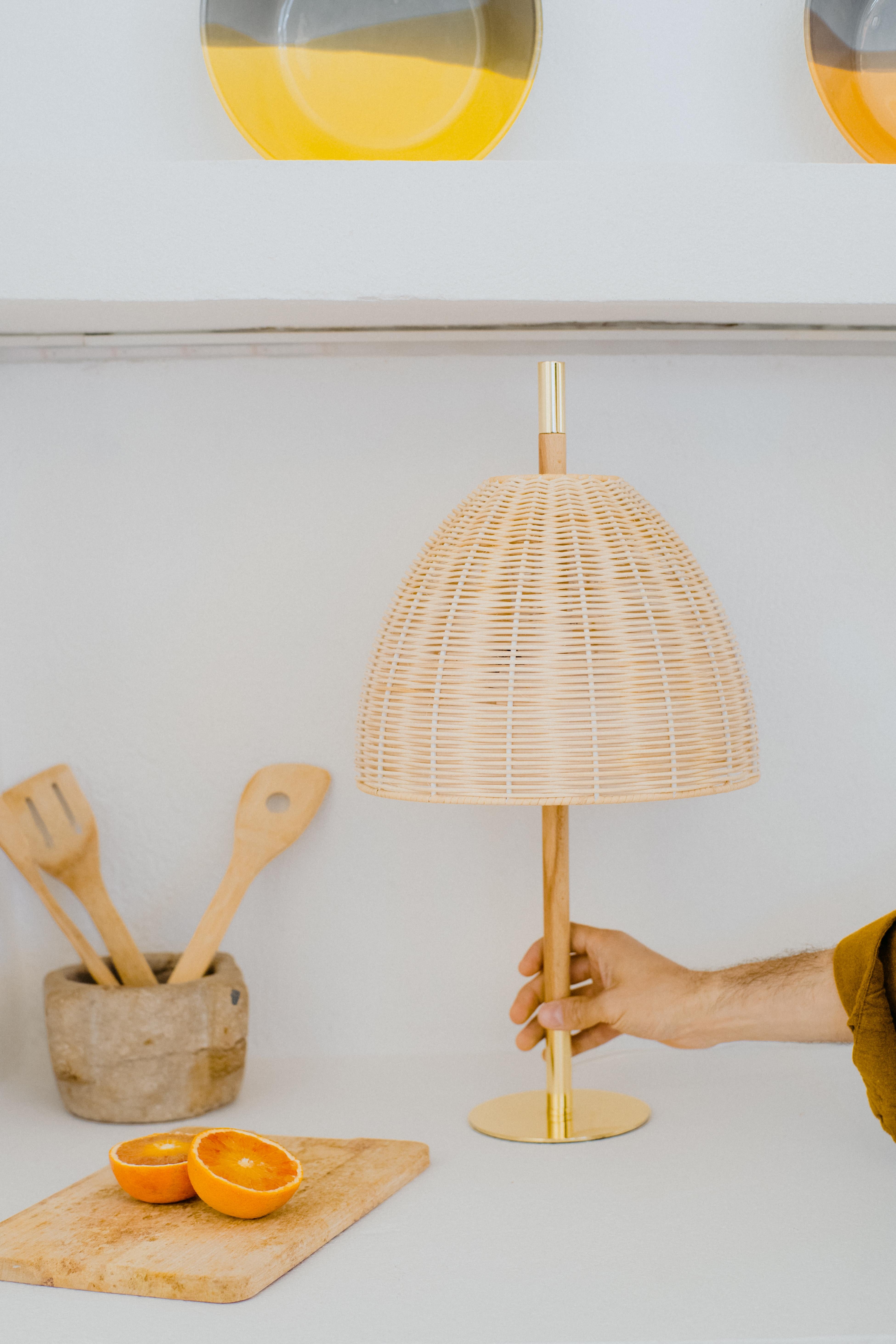 Moderne Lampe de bureau contemporaine faite à la main, laiton rotin naturel, objets méditerranéens en vente