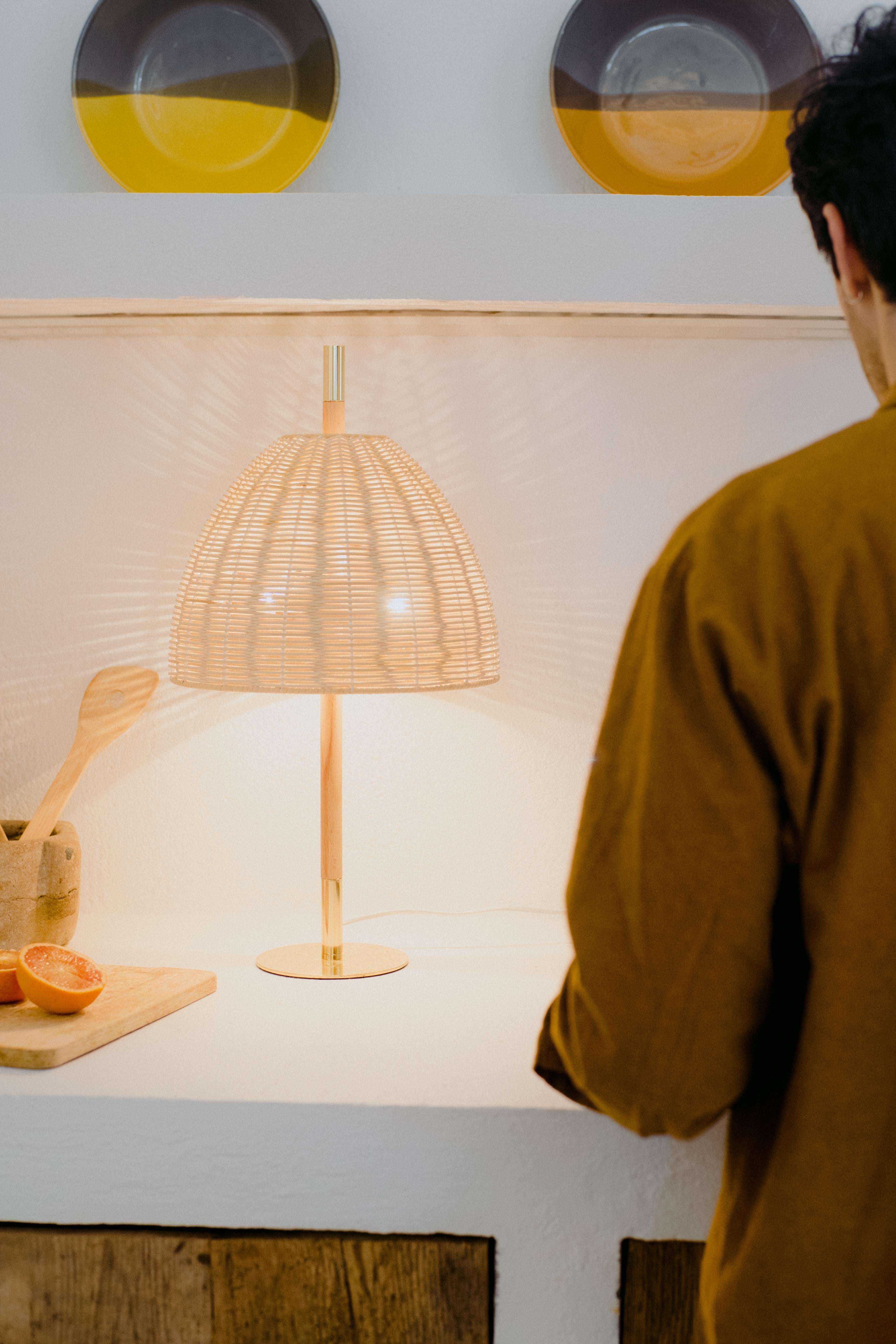 Espagnol Lampe de bureau contemporaine faite à la main, laiton rotin naturel, objets méditerranéens en vente