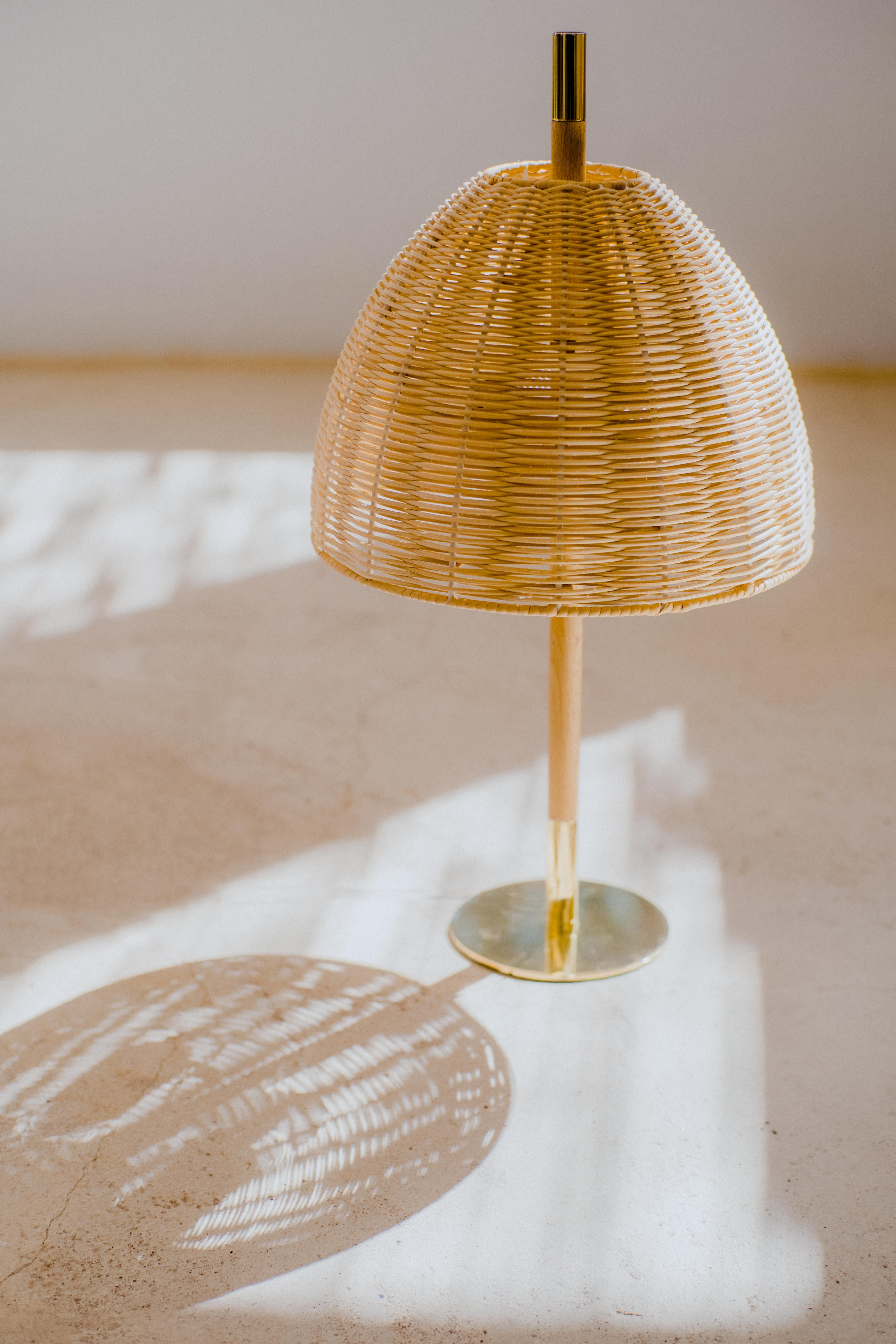 Lampe de bureau contemporaine faite à la main, laiton rotin naturel, objets méditerranéens Neuf - En vente à Barcelona, ES