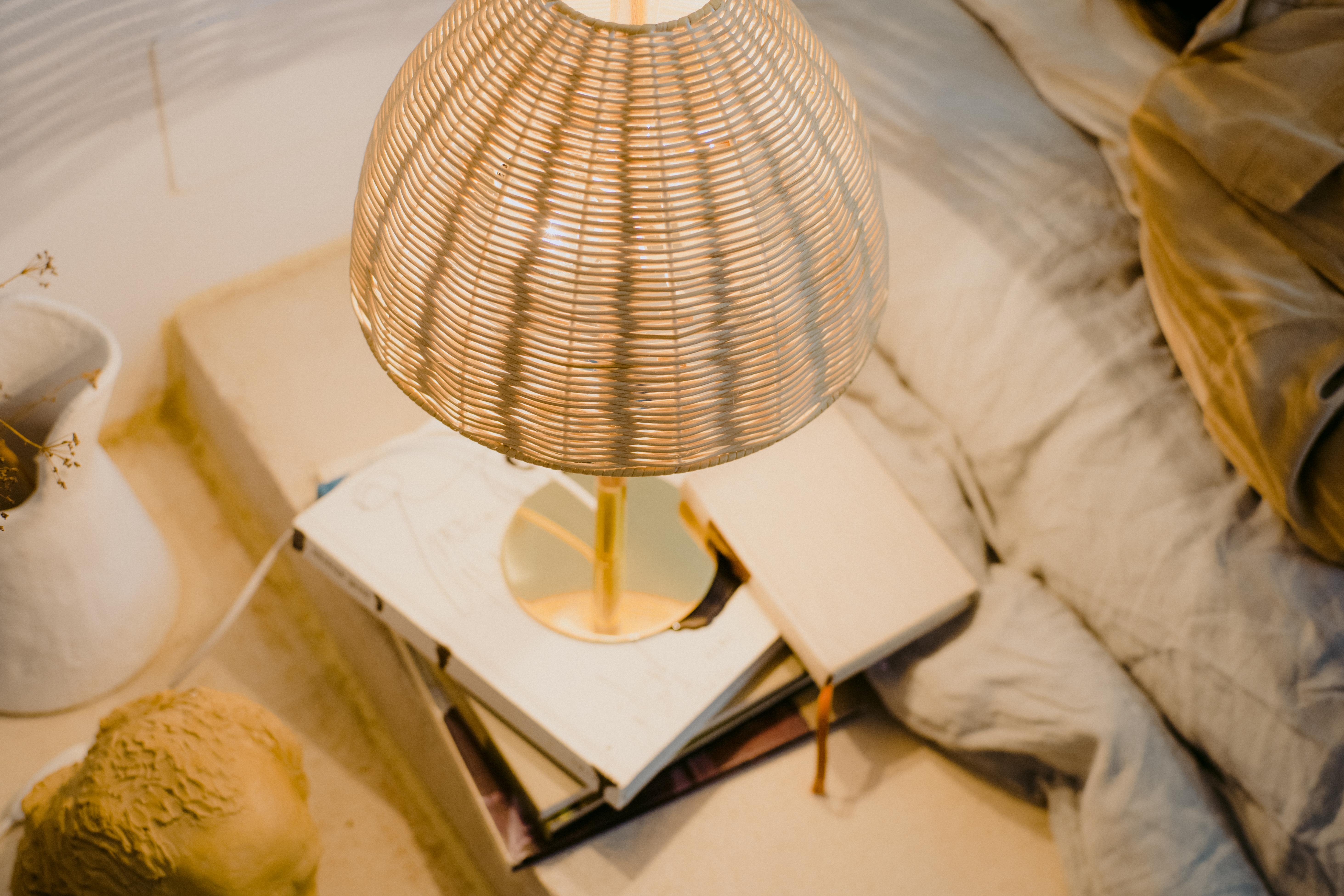 Lampe de bureau contemporaine faite à la main, laiton rotin naturel, objets méditerranéens en vente 1