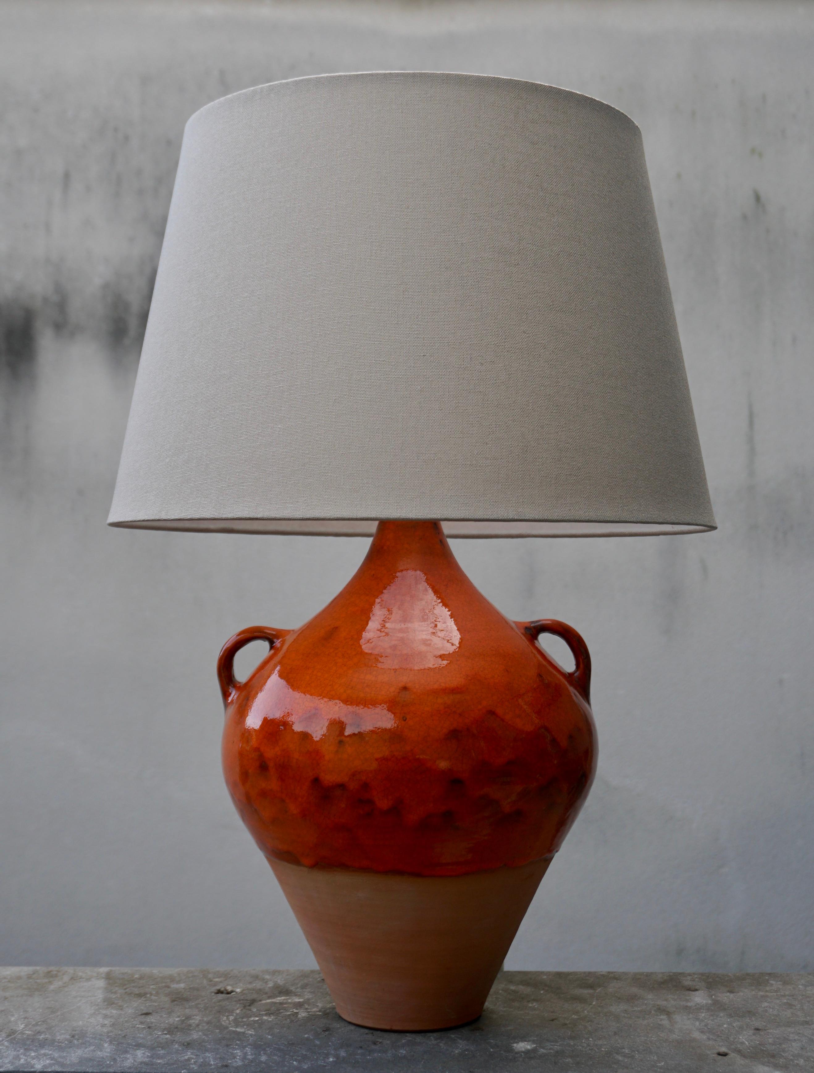 Lampe de table en céramique orange faite à la main.

Les dimensions de la lampe sans abat-jour sont 44 cm (hauteur) et  26 cm (diamètre)  