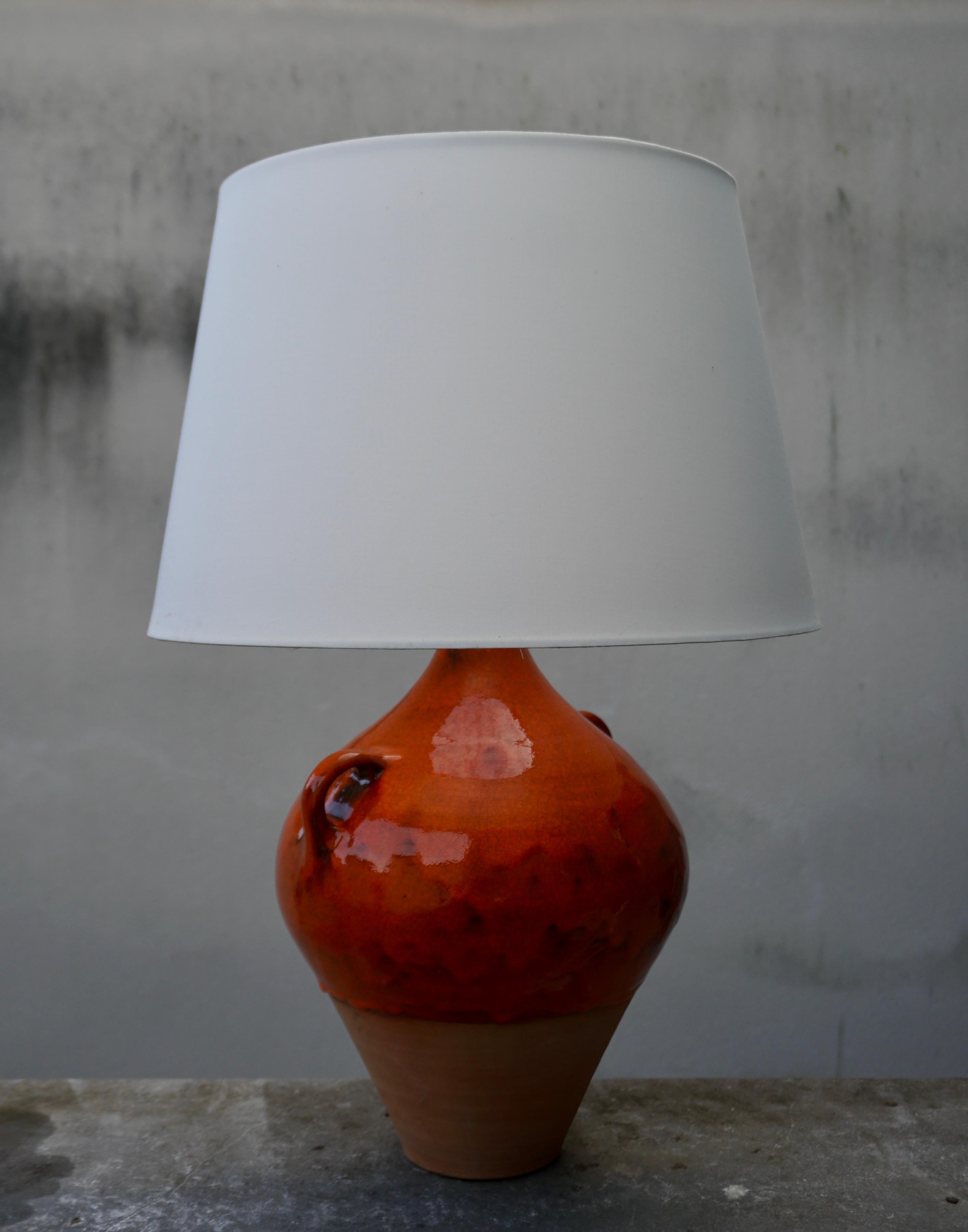 Français Lampe d'appoint de table contemporaine faite à la main Céramique couleur terre cuite en vente