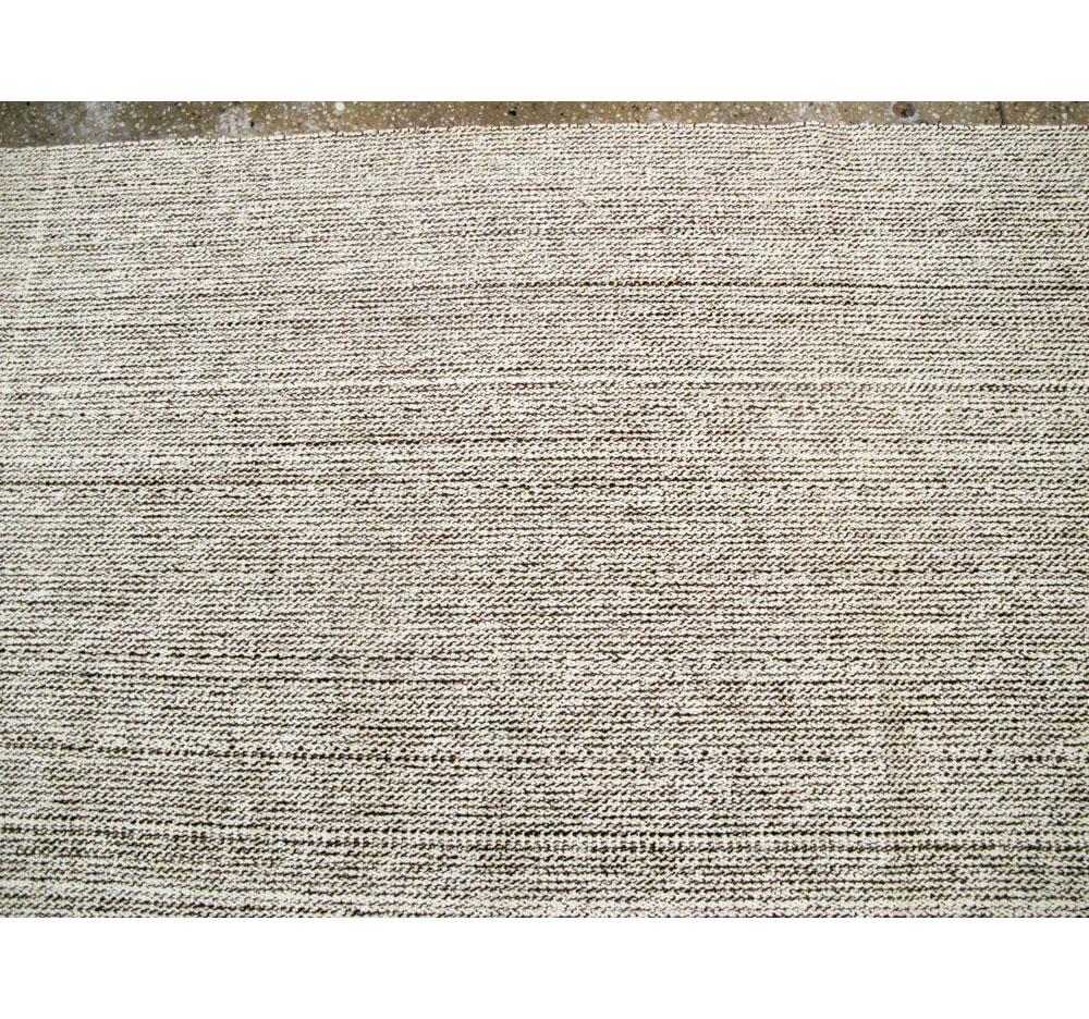 Contemporary Handmade Turkish Room Size Flat-Weave Rug in Beige und Brown (21. Jahrhundert und zeitgenössisch) im Angebot