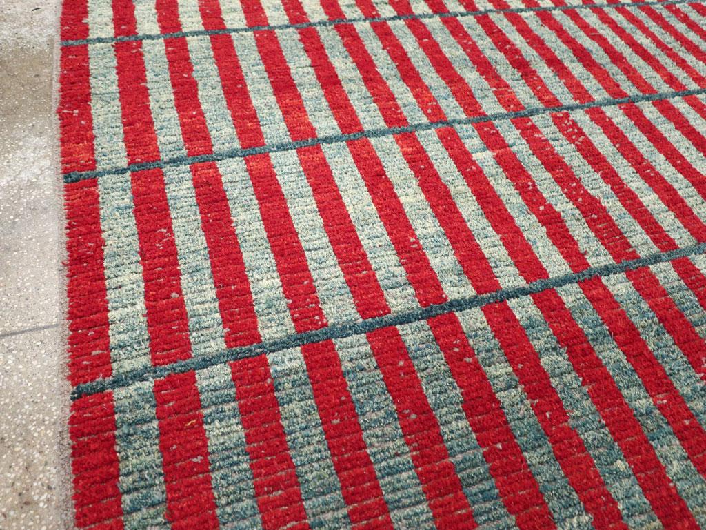 Moderne Tapis d'accent anatolien turc contemporain fait à la main en vente