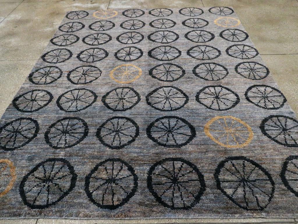 Annodato a mano Tappeto da salotto contemporaneo fatto a mano in stile turco decò in grigio ardesia e blu in vendita