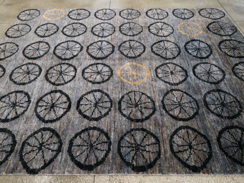 XXI secolo e contemporaneo Tappeto da salotto contemporaneo fatto a mano in stile turco decò in grigio ardesia e blu in vendita