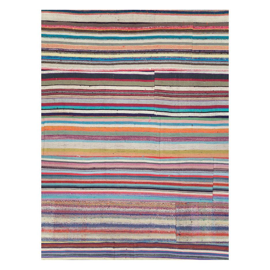 Ein moderner türkischer Flachgewebe-Kilim-Teppich in Übergröße, der im 21. Jahrhundert handgefertigt wurde und ein farbenfrohes horizontales Muster aufweist. Mit seinen leuchtenden und skurrilen Farben ist er ein Blickfang.

Maße: 12' 0