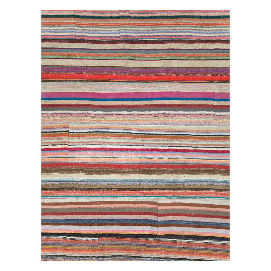 Ein moderner türkischer Flachgewebe-Kilim-Teppich in Übergröße, der im 21. Jahrhundert handgefertigt wurde und ein farbenfrohes horizontales Muster aufweist. Mit seinen leuchtenden und skurrilen Farben ist er ein Blickfang.

Maße: 14' 1