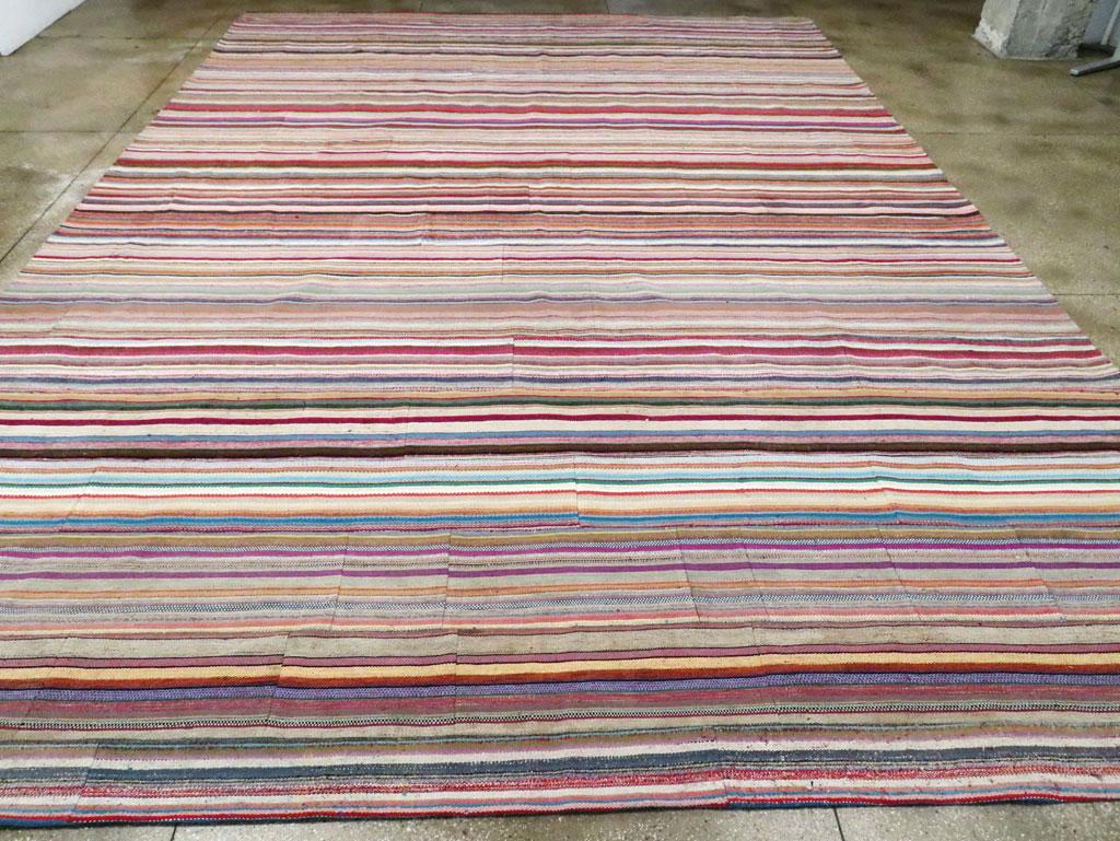 Zeitgenössischer handgefertigter türkischer flachgewebter bunter Kelim-Oversize-Teppich in Übergröße (Handgeknüpft) im Angebot