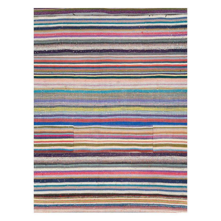 Ein moderner türkischer Flachgewebe-Kilim in Zimmergröße, handgefertigt im 21. Jahrhundert mit einem farbenfrohen horizontalen Muster. Mit seinen leuchtenden und skurrilen Farben ist er ein Blickfang.

Maße: 10' 1