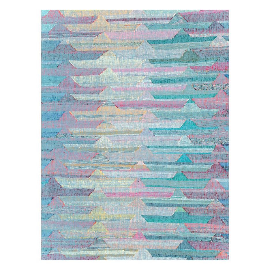 Ein moderner türkischer Flachgewebe-Kilim-Teppich in Zimmergröße, handgefertigt im 21. Jahrhundert, mit einem geometrischen Muster in bunten Tönen, perfekt für ein Kinderzimmer.

Maße: 12' 2