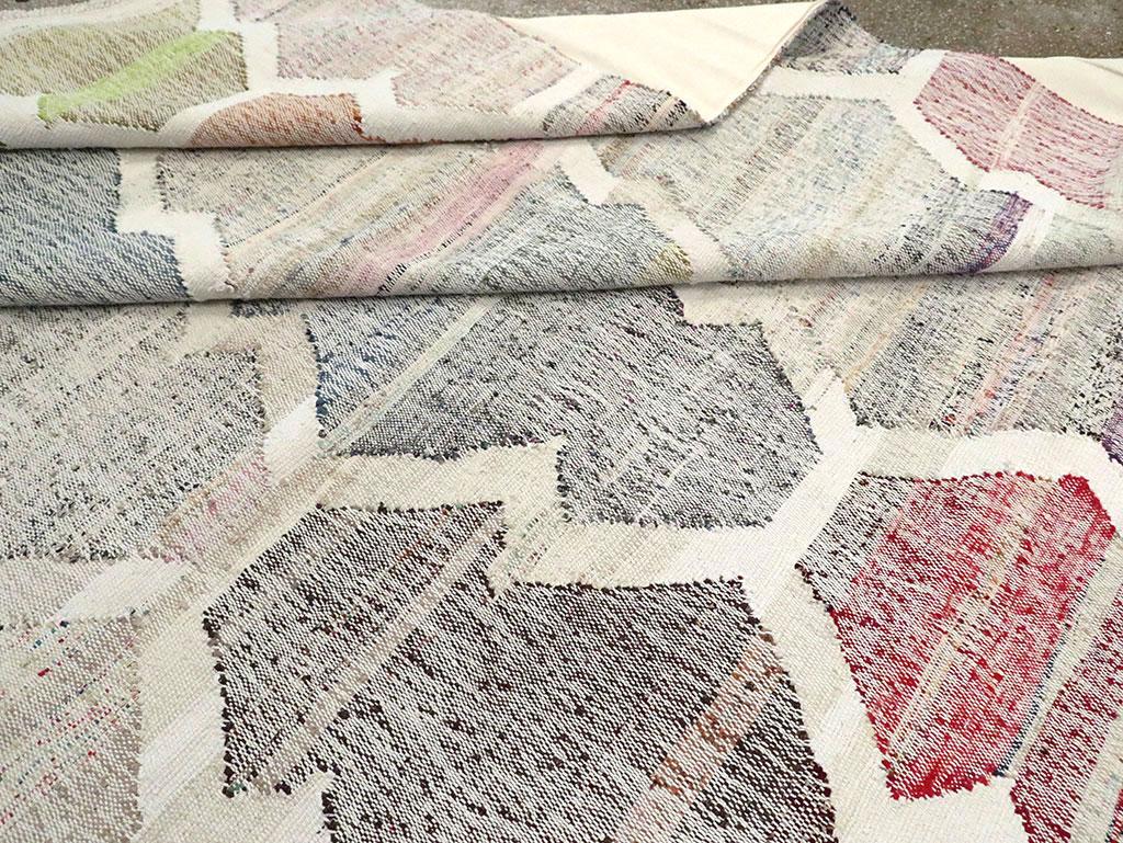 Tapis Kilim turc contemporain à tissage plat fait main, de grande taille, pour une pièce en vente 1