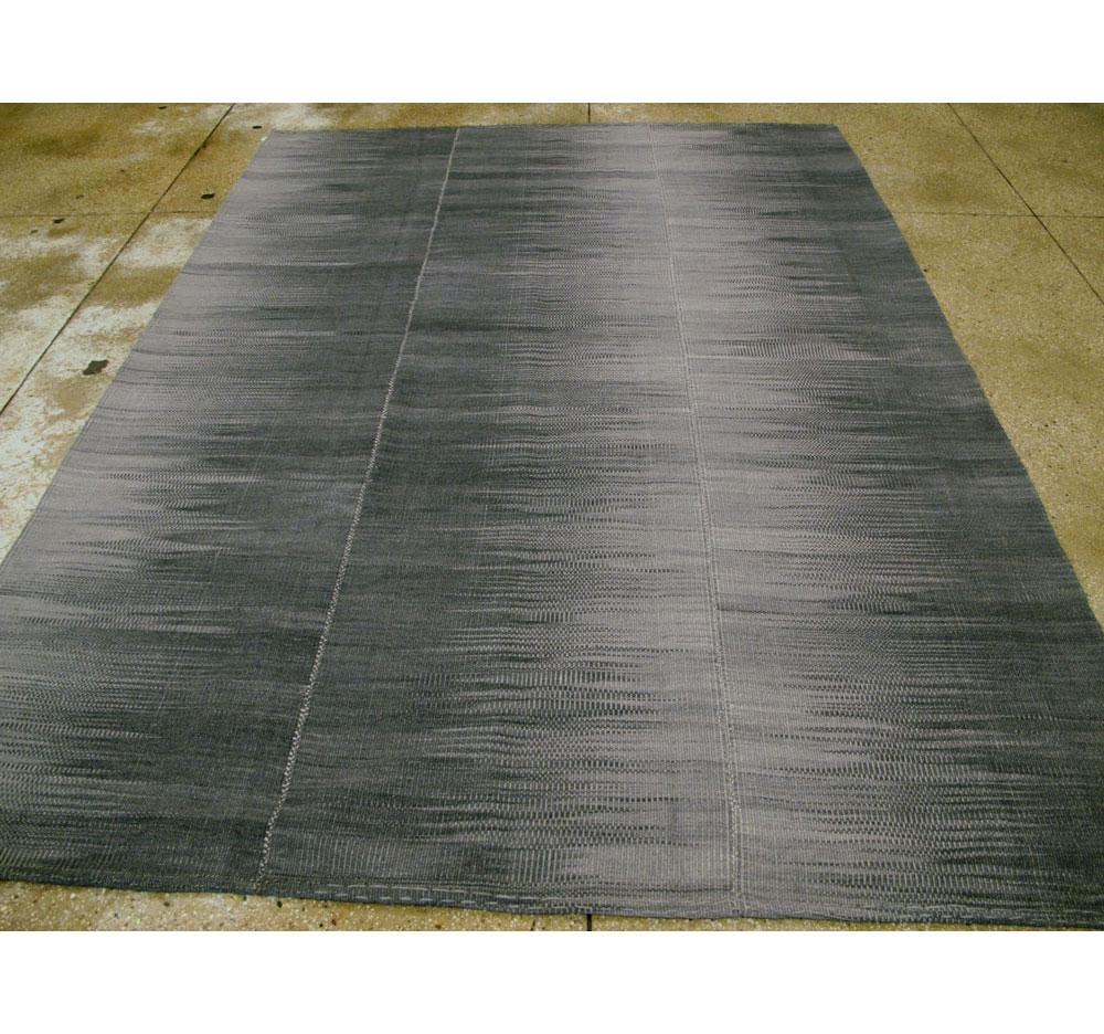 Zeitgenössischer handgefertigter türkischer Flachgewebe-Akzent-Teppich in Schwarz, Anthrazitgrau (Handgewebt) im Angebot