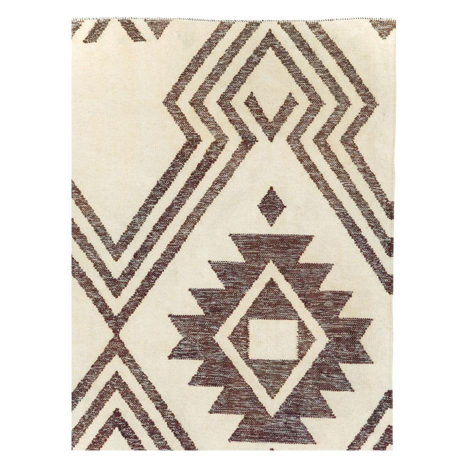 Ein moderner türkischer Flachgewebe-Kilim-Akzentteppich, der im 21. Jahrhundert handgefertigt wurde.

Maße: 6' 8