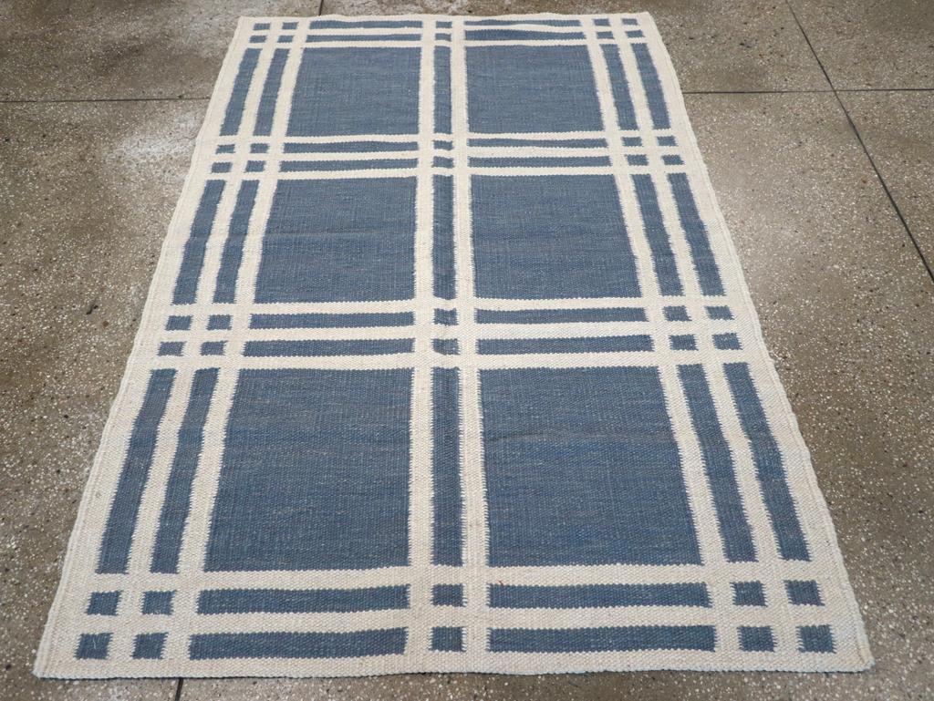 Alfombra de acento turca contemporánea de tejido plano Kilim, hecha a mano en el siglo XXI.

Medidas: 4' 2