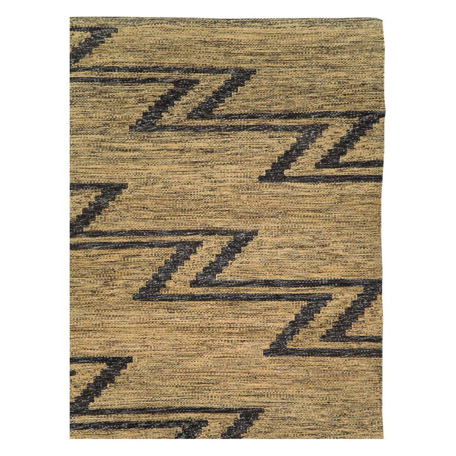 Zeitgenössischer handgefertigter türkischer Flachgewebe-Kelim-Akzent-Teppich (Moderne) im Angebot