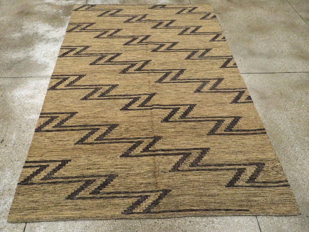 Hand-Woven Contemporary Handmade Turkish Flatweave Kilim Accent Rug For Sale
