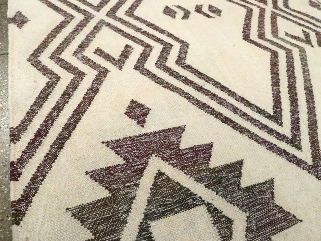 Contemporary Handmade Turkish Flatweave Kilim Accent Rug (Handgewebt) im Angebot