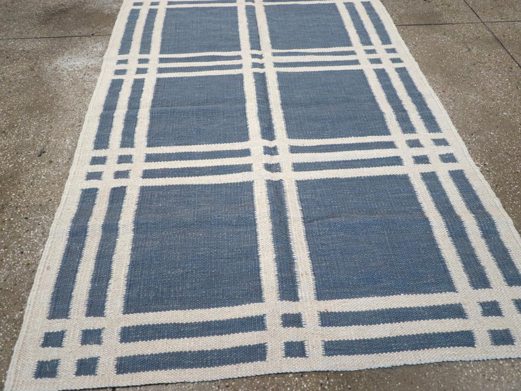 Alfombra de acento turca contemporánea de tejido plano Kilim hecha a mano en Nuevo estado para la venta en New York, NY