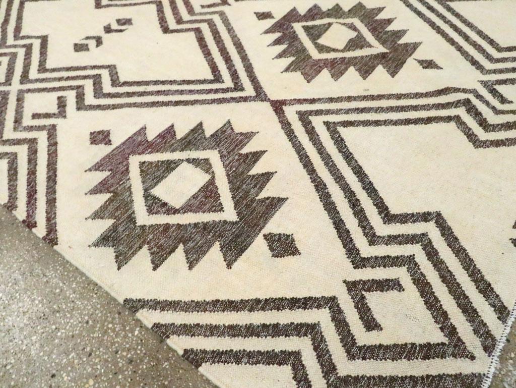 Contemporary Handmade Turkish Flatweave Kilim Accent Rug (Wolle) im Angebot