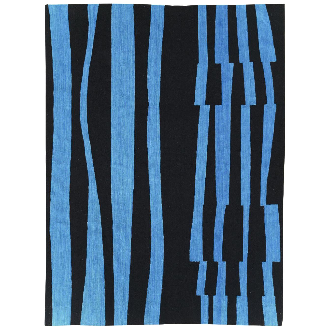 Ein moderner türkischer Flachgewebe-Kilim-Akzentteppich, der im 21. Jahrhundert handgefertigt wurde und ein modernes Design in Schwarz und Blau aufweist.

Maße: 6' 5