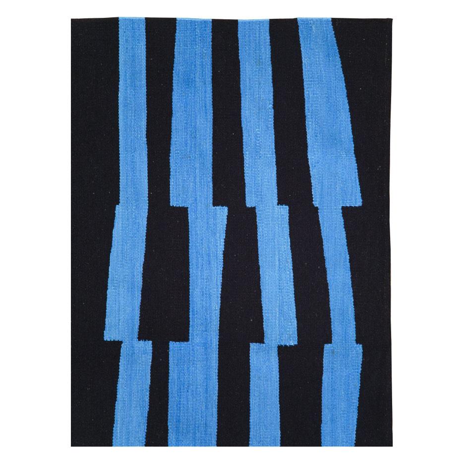 Zeitgenössischer handgefertigter türkischer Flachgewebe-Kelim-Akzent-Teppich in Schwarz und Blau (Moderne) im Angebot