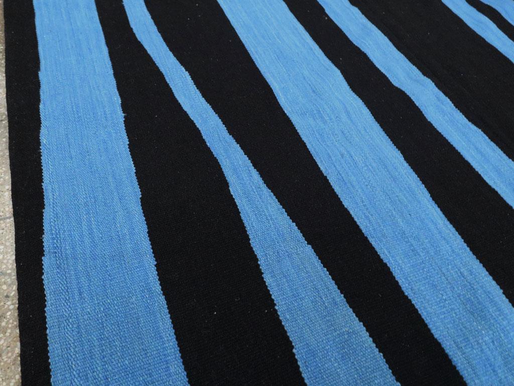 Zeitgenössischer handgefertigter türkischer Flachgewebe-Kelim-Akzent-Teppich in Schwarz und Blau (Handgewebt) im Angebot