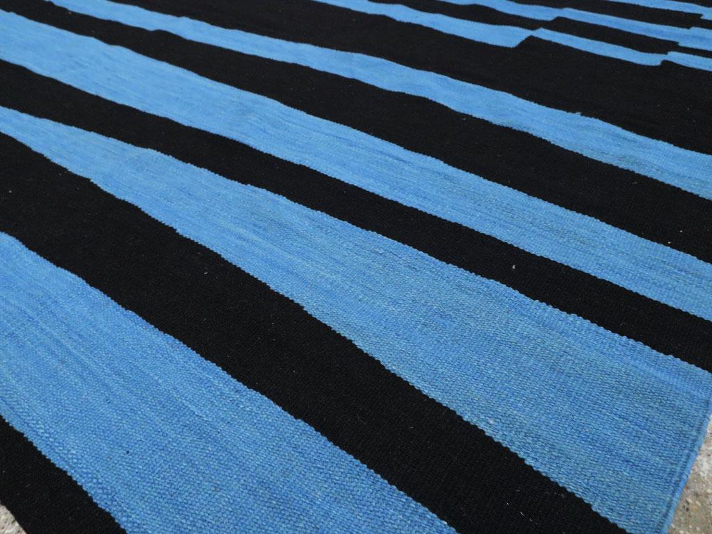 Zeitgenössischer handgefertigter türkischer Flachgewebe-Kelim-Akzent-Teppich in Schwarz und Blau (Wolle) im Angebot