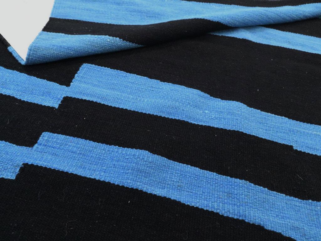 Zeitgenössischer handgefertigter türkischer Flachgewebe-Kelim-Akzent-Teppich in Schwarz und Blau im Angebot 1