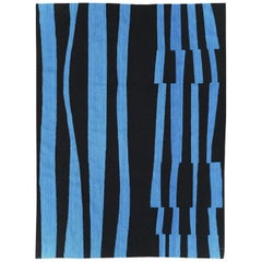 Tapis Kilim turc contemporain fait à la main à tissage plat en noir et bleu