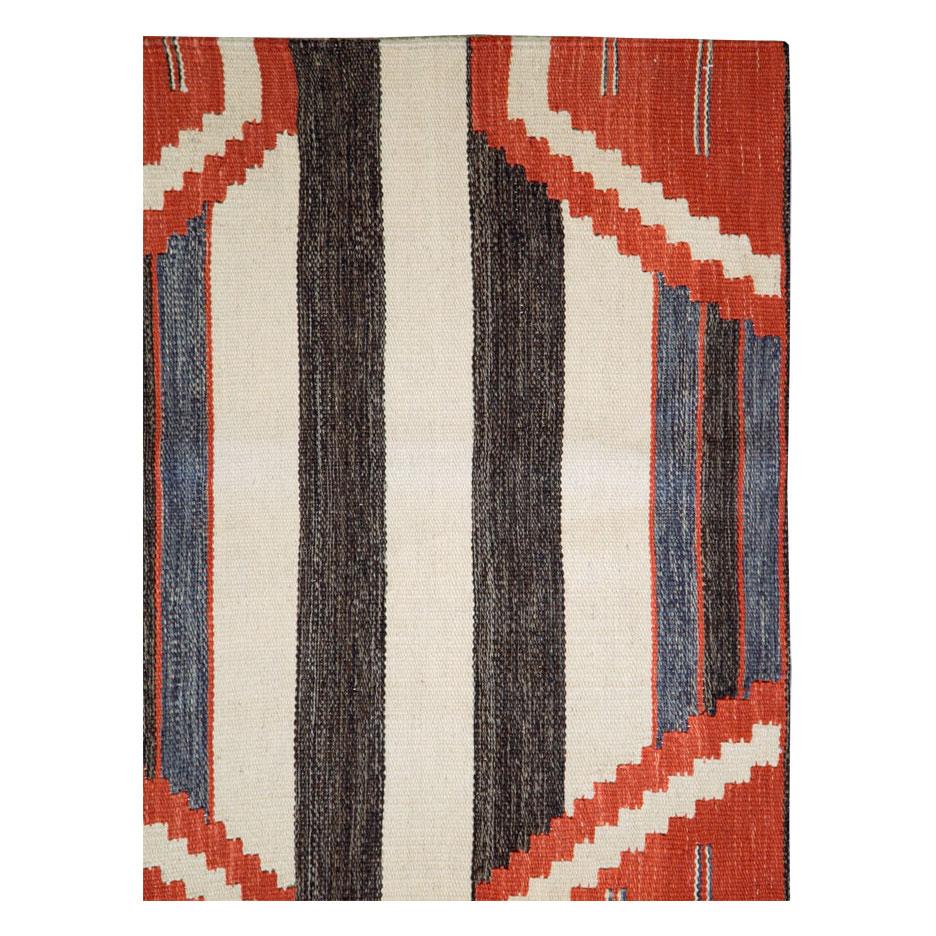 Ein moderner türkischer Flachgewebe-Kilim-Akzentteppich, handgefertigt im 21. Jahrhundert, mit einem vertikal gestreiften Stangenmuster in Denimschwarz. Denimblau und cremefarben, sowie einige ganz- und teilweise gestufte Sechsecke in