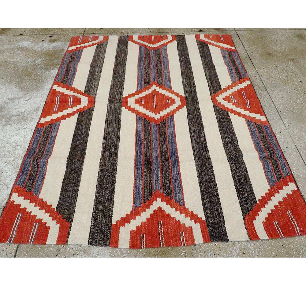 Zeitgenössischer handgefertigter türkischer Flachgewebe-Kelim-Akzent-Teppich in Denim, Rot, Creme (Moderne) im Angebot