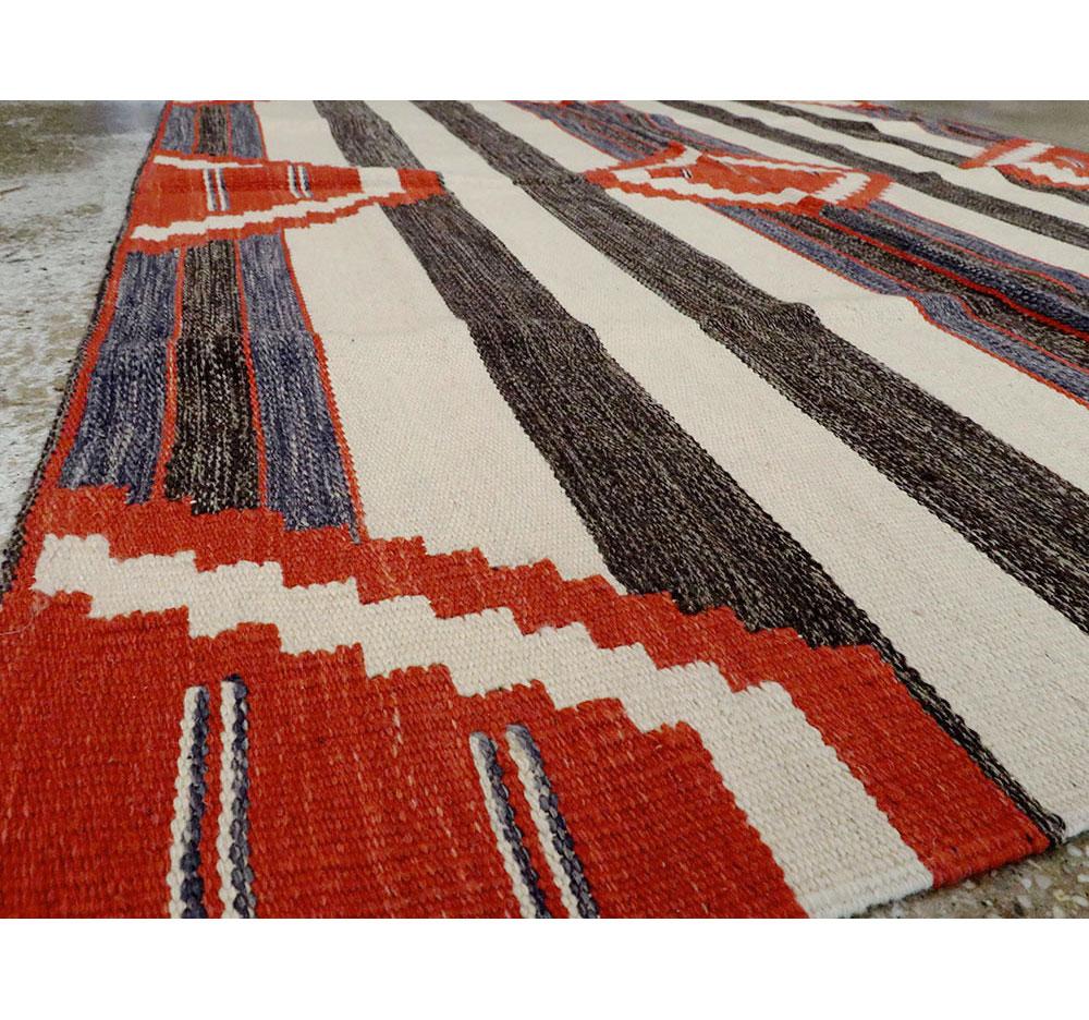 Zeitgenössischer handgefertigter türkischer Flachgewebe-Kelim-Akzent-Teppich in Denim, Rot, Creme (Handgewebt) im Angebot