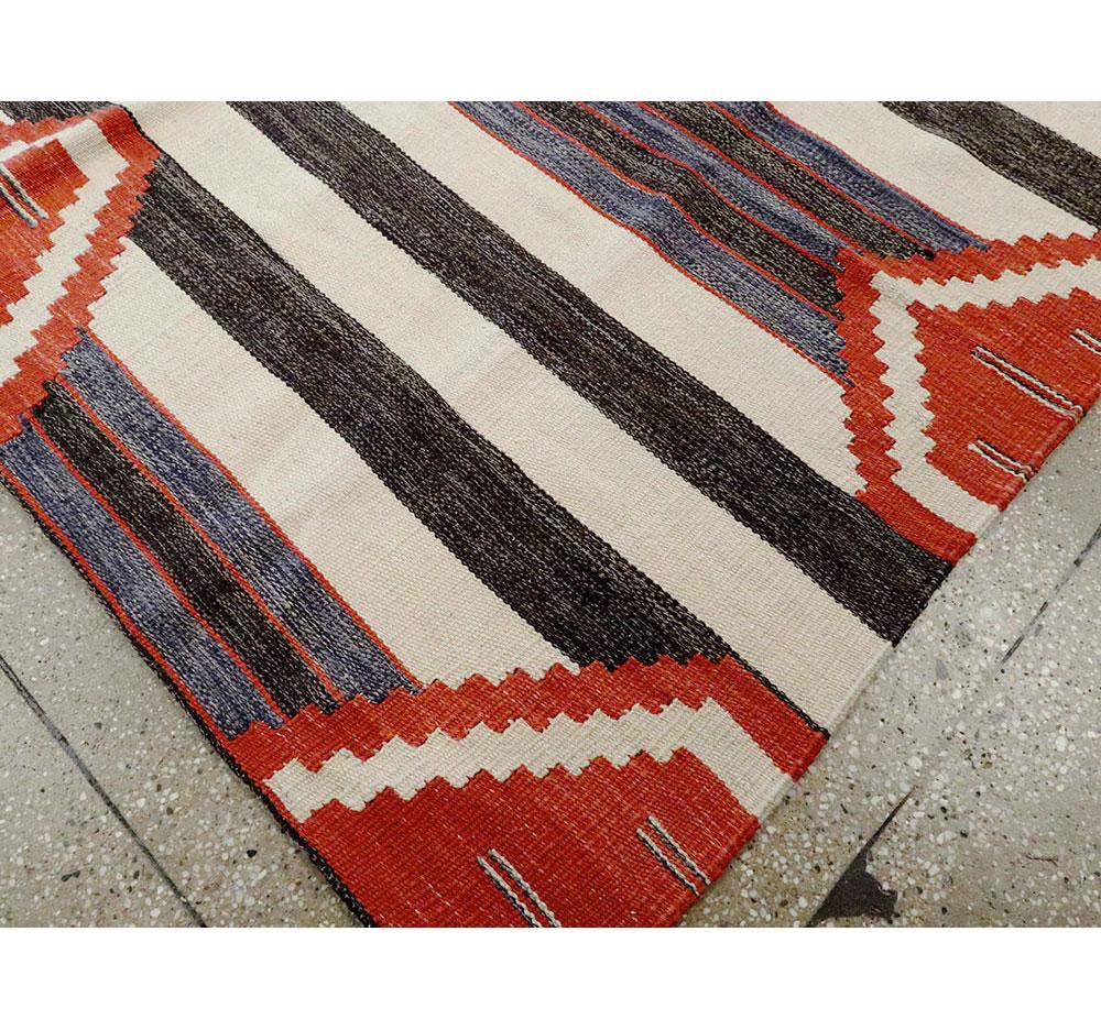 Zeitgenössischer handgefertigter türkischer Flachgewebe-Kelim-Akzent-Teppich in Denim, Rot, Creme im Zustand „Neu“ im Angebot in New York, NY