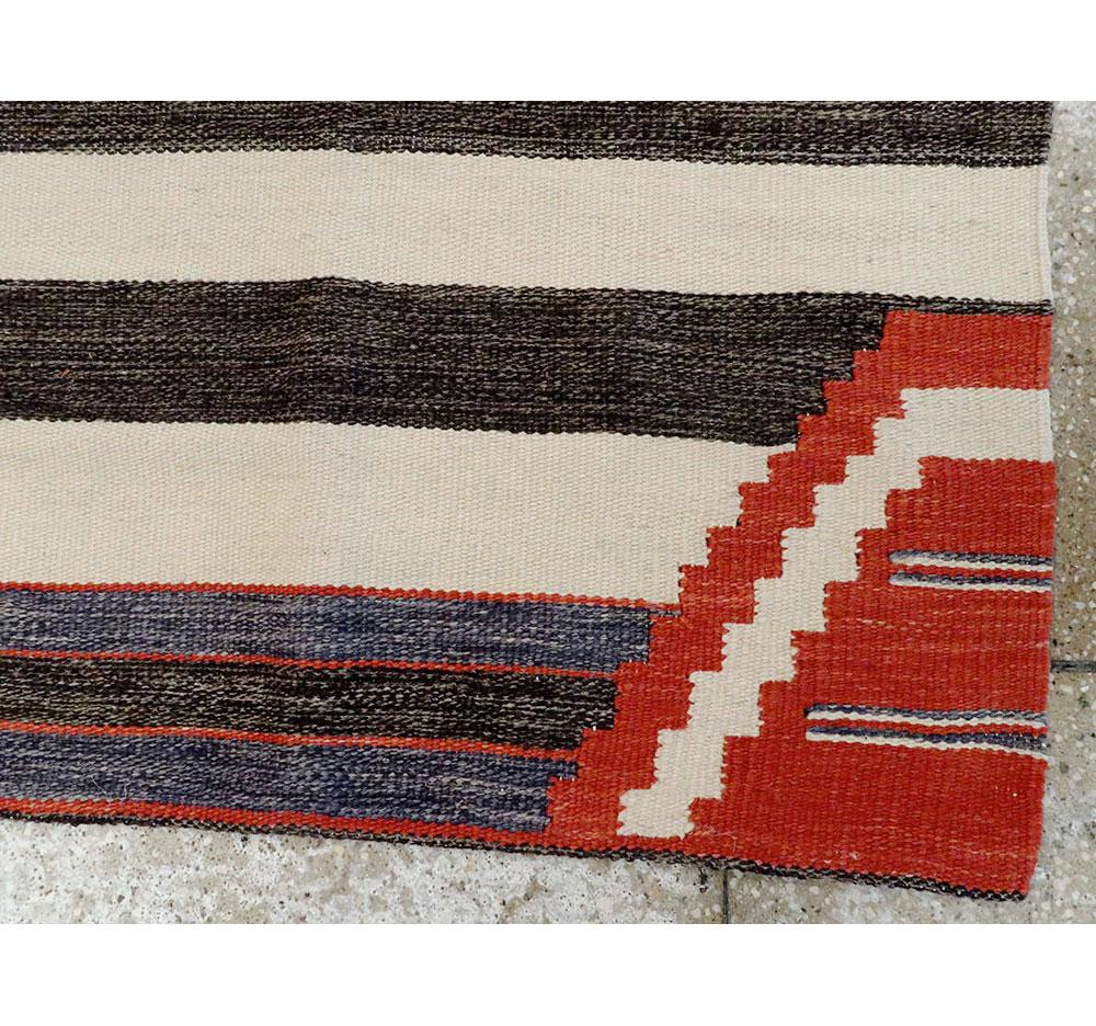 Zeitgenössischer handgefertigter türkischer Flachgewebe-Kelim-Akzent-Teppich in Denim, Rot, Creme (Wolle) im Angebot