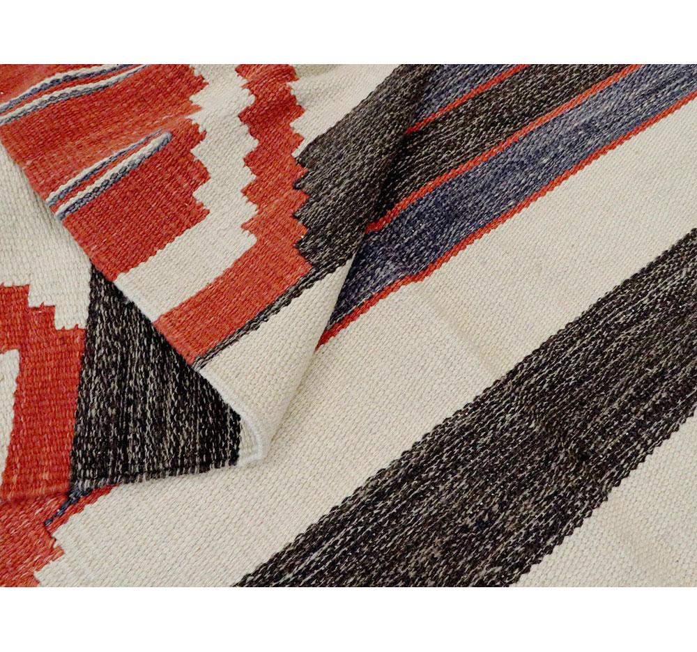 Zeitgenössischer handgefertigter türkischer Flachgewebe-Kelim-Akzent-Teppich in Denim, Rot, Creme im Angebot 1
