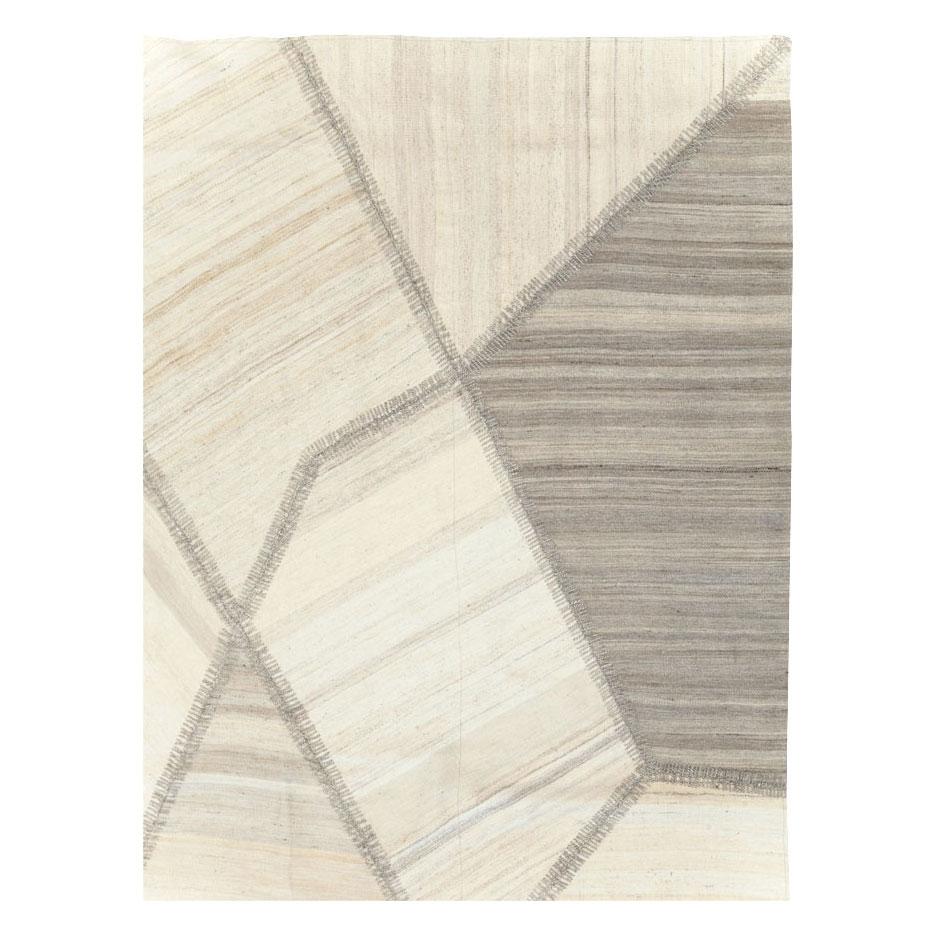 Ein moderner türkischer Flachgewebeteppich im Kilim-Patchwork-Stil in Zimmergröße, der im 21. Jahrhundert handgefertigt wurde und Reste von alten Kilim-Teppichen aus der Mitte des 20.

Maße: 9' 11