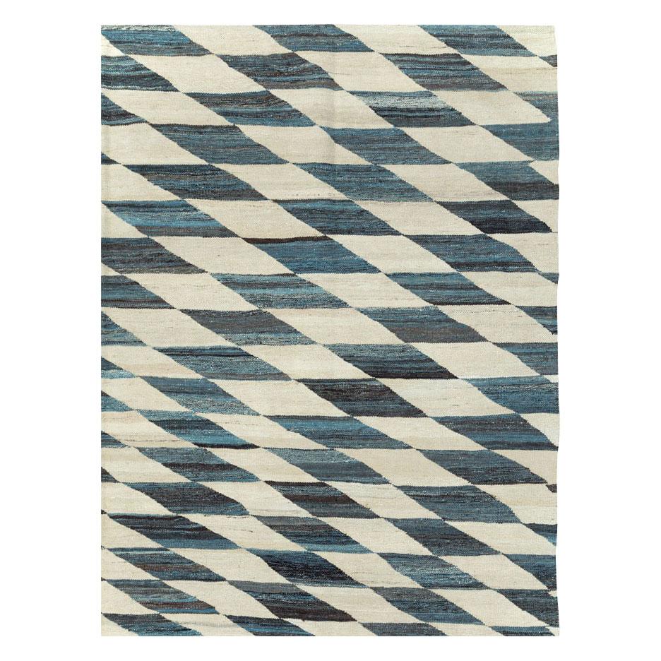 Ein zeitgenössischer türkischer Flachgewebe-Kilim-Teppich in Zimmergröße, der im 21. Jahrhundert handgefertigt wurde.

Maße: 8' 5