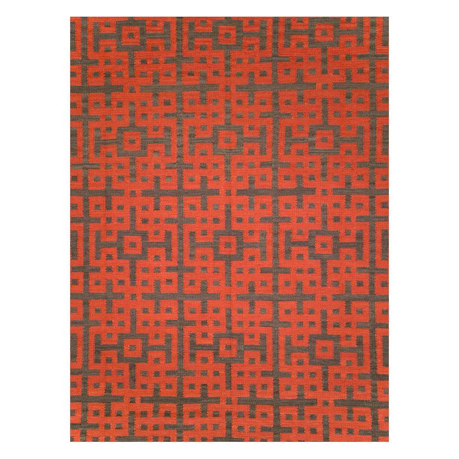 Ein moderner türkischer Flachgewebe-Kilim mit geometrischem Muster in Rot und Braun, der im 21. Jahrhundert handgefertigt wurde.

Maße: 9' 8