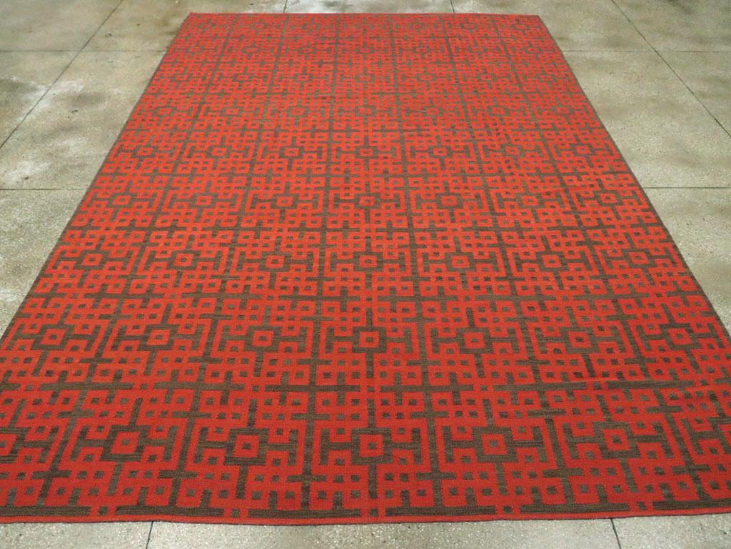 Zeitgenössischer handgefertigter türkischer Flachgewebe-Kelim-Teppich in Rot und Braun in Zimmergröße (Türkisch) im Angebot