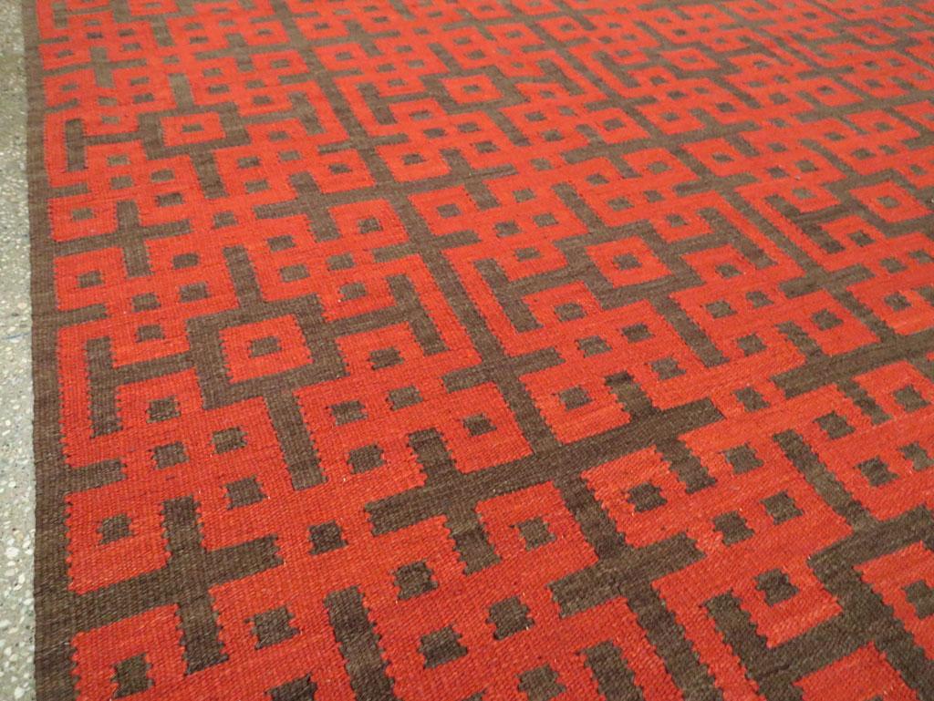 Zeitgenössischer handgefertigter türkischer Flachgewebe-Kelim-Teppich in Rot und Braun in Zimmergröße (Handgewebt) im Angebot