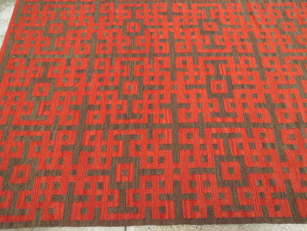 Zeitgenössischer handgefertigter türkischer Flachgewebe-Kelim-Teppich in Rot und Braun in Zimmergröße (21. Jahrhundert und zeitgenössisch) im Angebot