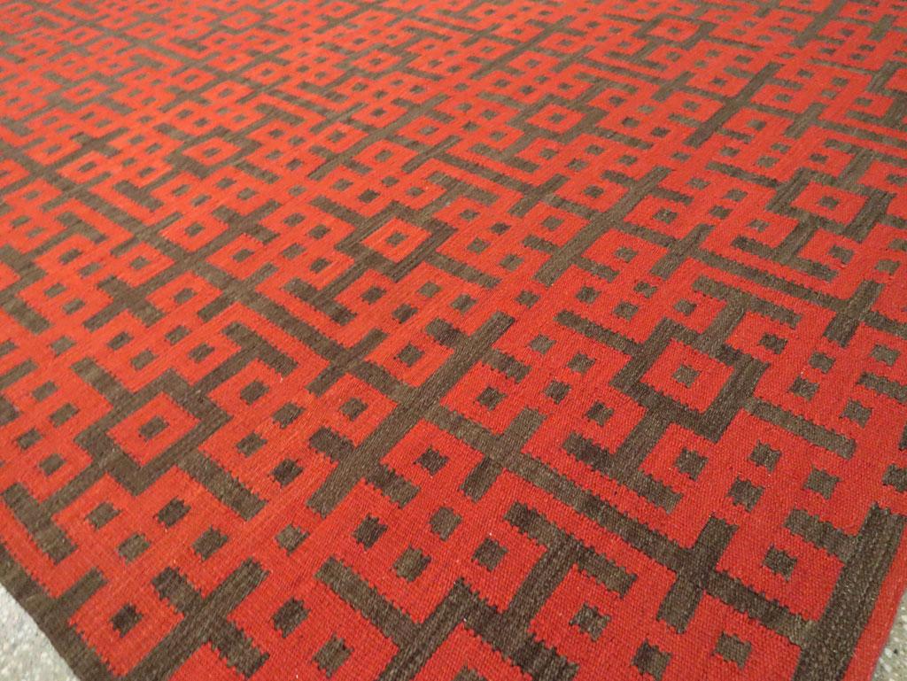 Zeitgenössischer handgefertigter türkischer Flachgewebe-Kelim-Teppich in Rot und Braun in Zimmergröße (Wolle) im Angebot