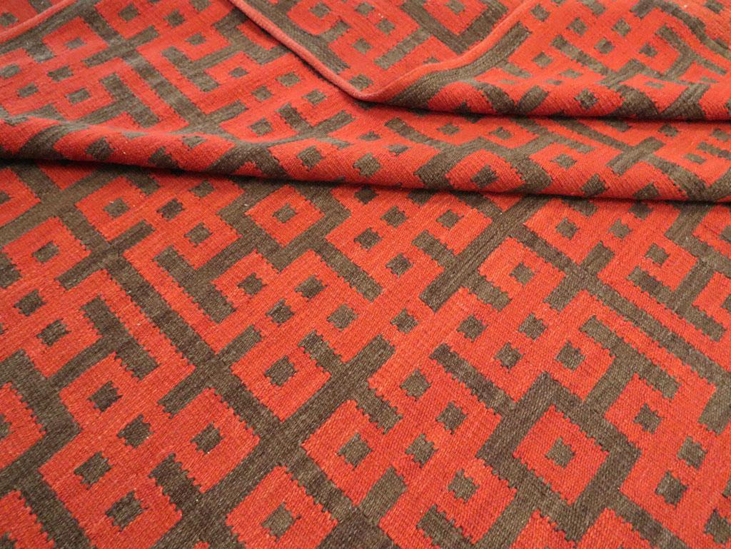 Zeitgenössischer handgefertigter türkischer Flachgewebe-Kelim-Teppich in Rot und Braun in Zimmergröße im Angebot 1