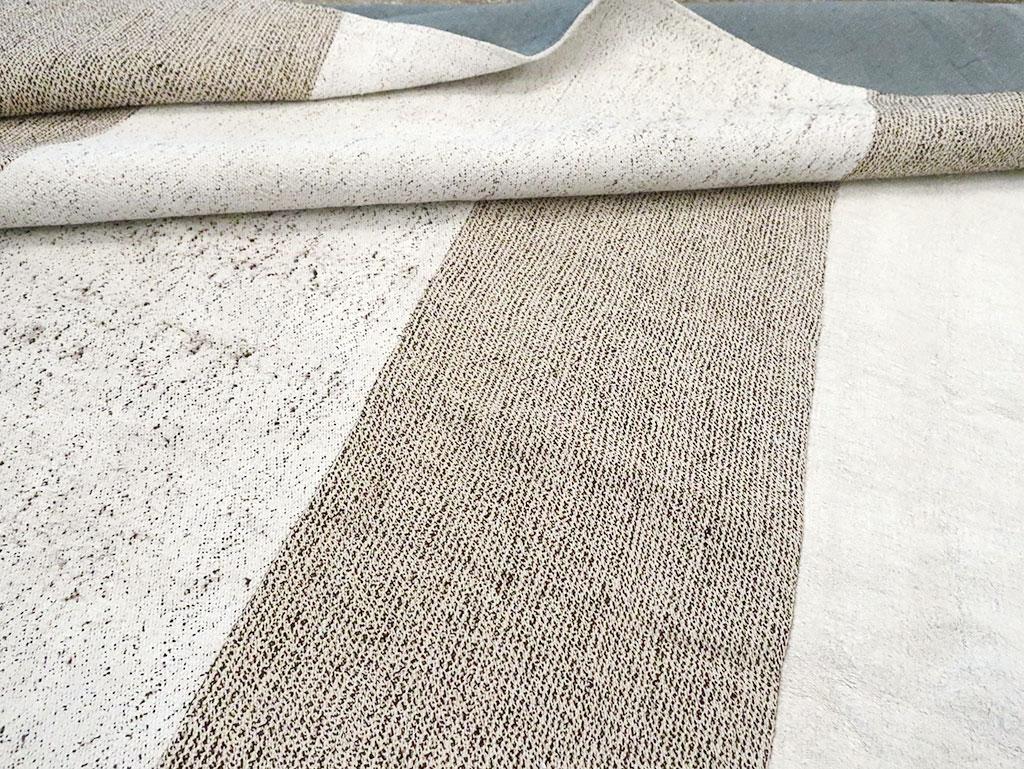Zeitgenössischer handgefertigter türkischer Flachgewebe-Kelim-Teppich in Zimmergröße in Weiß und Braun im Angebot 2