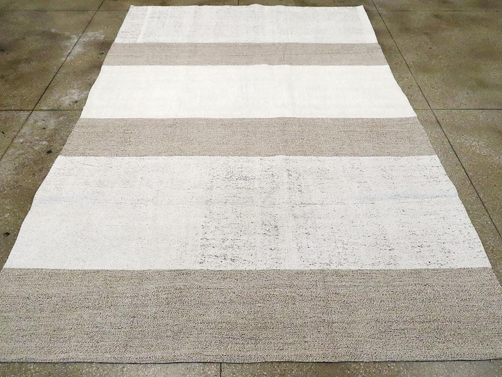 Contemporary Handmade Turkish Flatweave Kilim Room Size Rug in White and Brown In New Condition For Sale In New York, NY