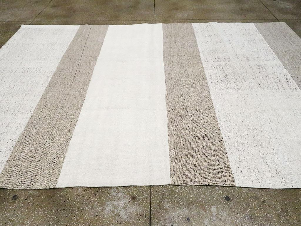Zeitgenössischer handgefertigter türkischer Flachgewebe-Kelim-Teppich in Zimmergröße in Weiß und Braun (21. Jahrhundert und zeitgenössisch) im Angebot