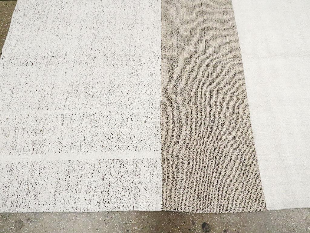 Zeitgenössischer handgefertigter türkischer Flachgewebe-Kelim-Teppich in Zimmergröße in Weiß und Braun (Wolle) im Angebot