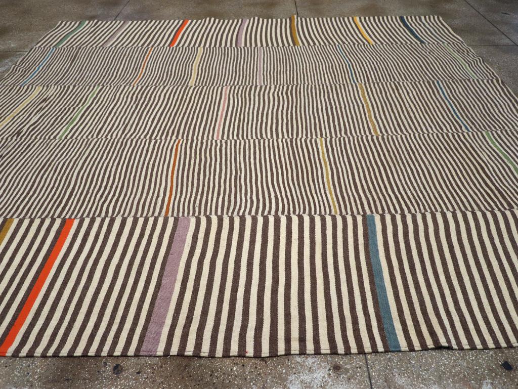 Zeitgenössischer handgefertigter quadratischer türkischer Flachgewebe-Kelim-Teppich in Zimmergröße (Türkisch) im Angebot