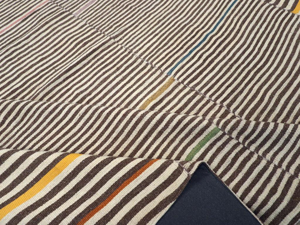 Zeitgenössischer handgefertigter quadratischer türkischer Flachgewebe-Kelim-Teppich in Zimmergröße (21. Jahrhundert und zeitgenössisch) im Angebot